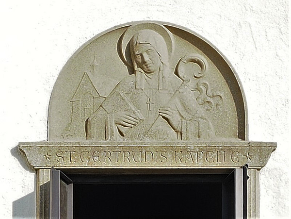 Das Tympanon über dem Eingang der Kapelle.