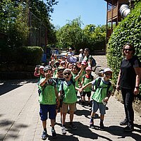 Die Vorschulkinder besuchen den Opel Zoo