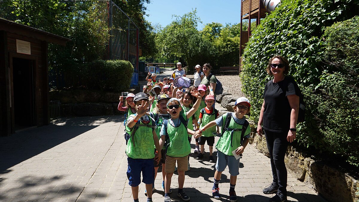 Die Vorschulkinder besuchen den Opel Zoo