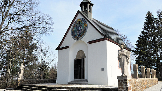 Die St. Gertrudis-Kapelle von vorn mit Eingangsbereich.