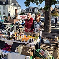 Eine-Welt-Team Usingen zu Gast auf dem Usinger Wochenmarkt