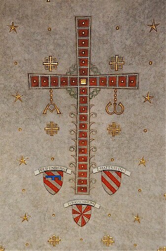 Das Kreuz an der Decke der Kapelle.