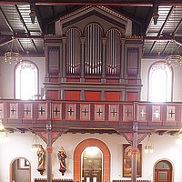 Die Orgel vom Kirchraum aus gesehen.