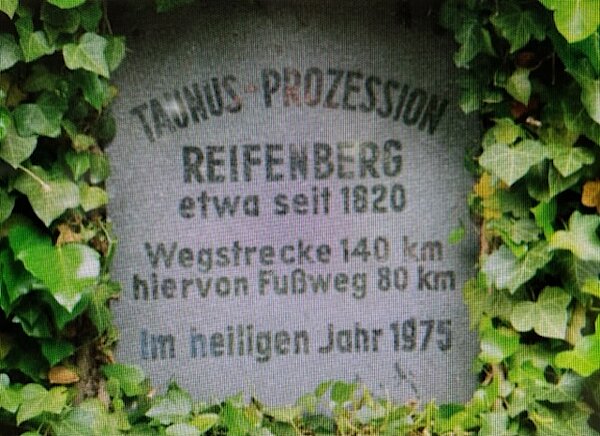 Gedenkstein an der Lourdesgrotte