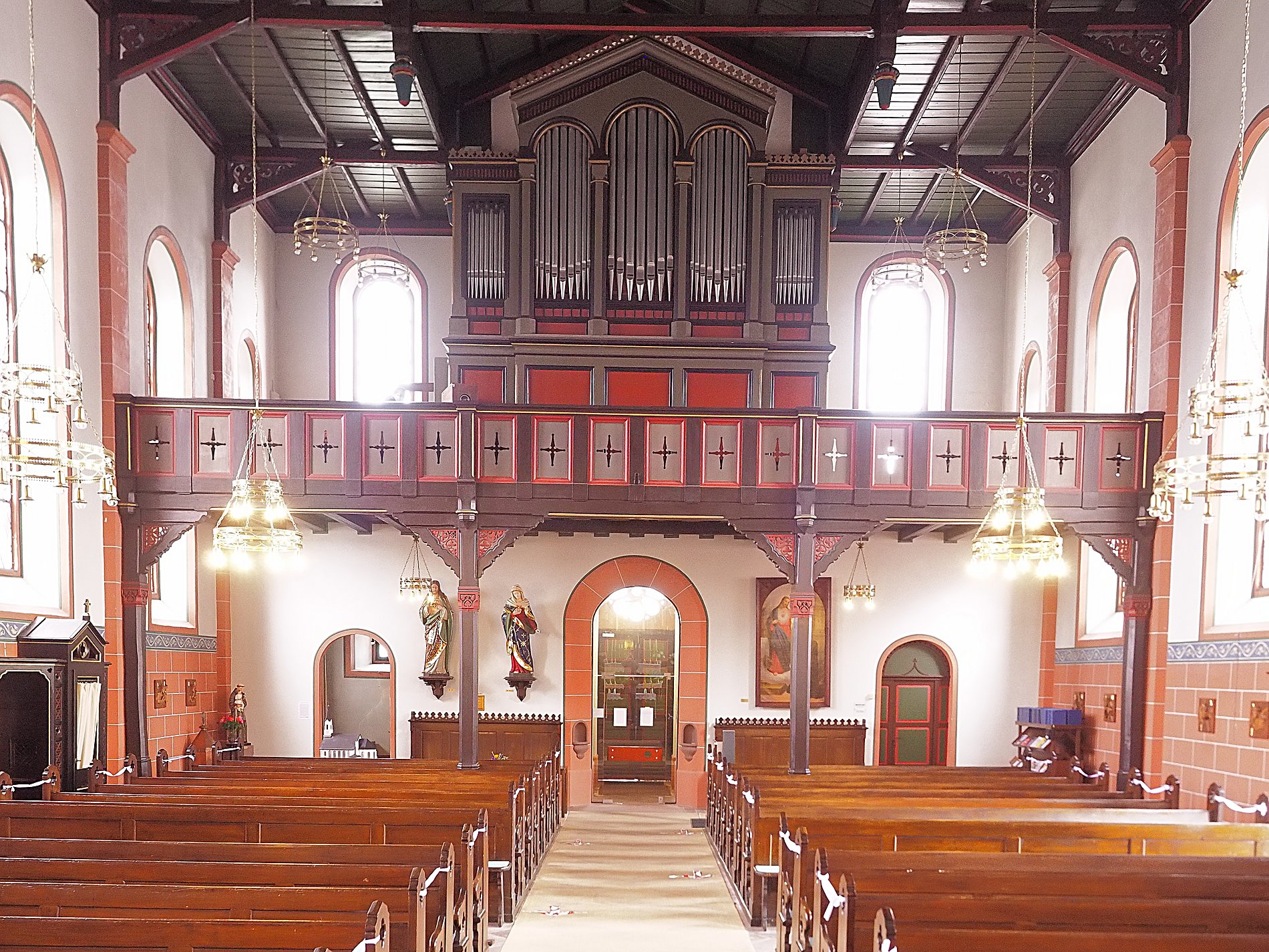 Die Orgel vom Kirchraum aus gesehen.