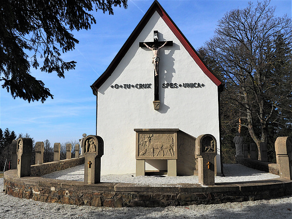 St. Gertrudis-Kapelle von hinten mit Kreuz und Außenempore.