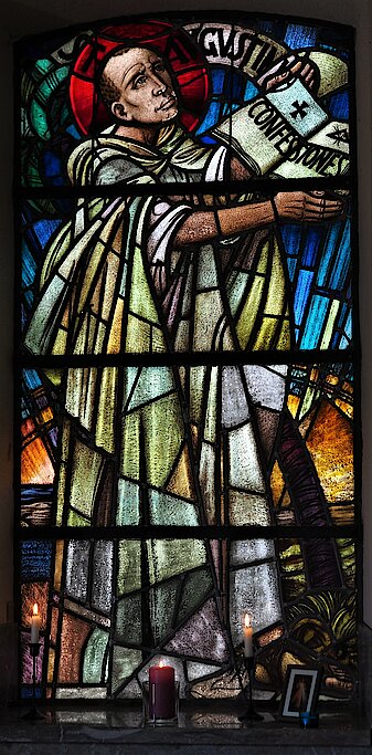 Fenster, das den heiligen Augustinus darstellt.