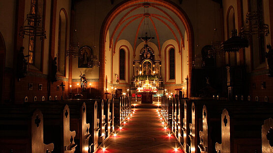 St. Georg im Kerzenschein